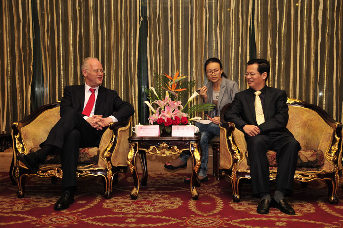 Signing ZhongDe Metal Eco-City Cooperation Agreement with Rudolf Scharping