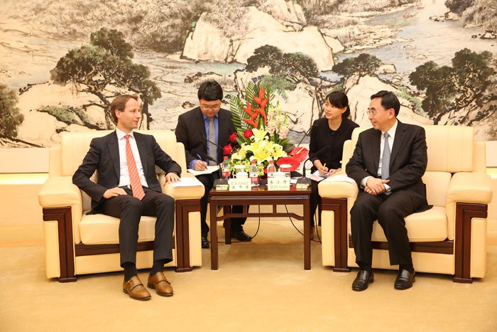 Zhu Xiaodan meets with CEO of ALBA Group Dr. Axel Schweitzer